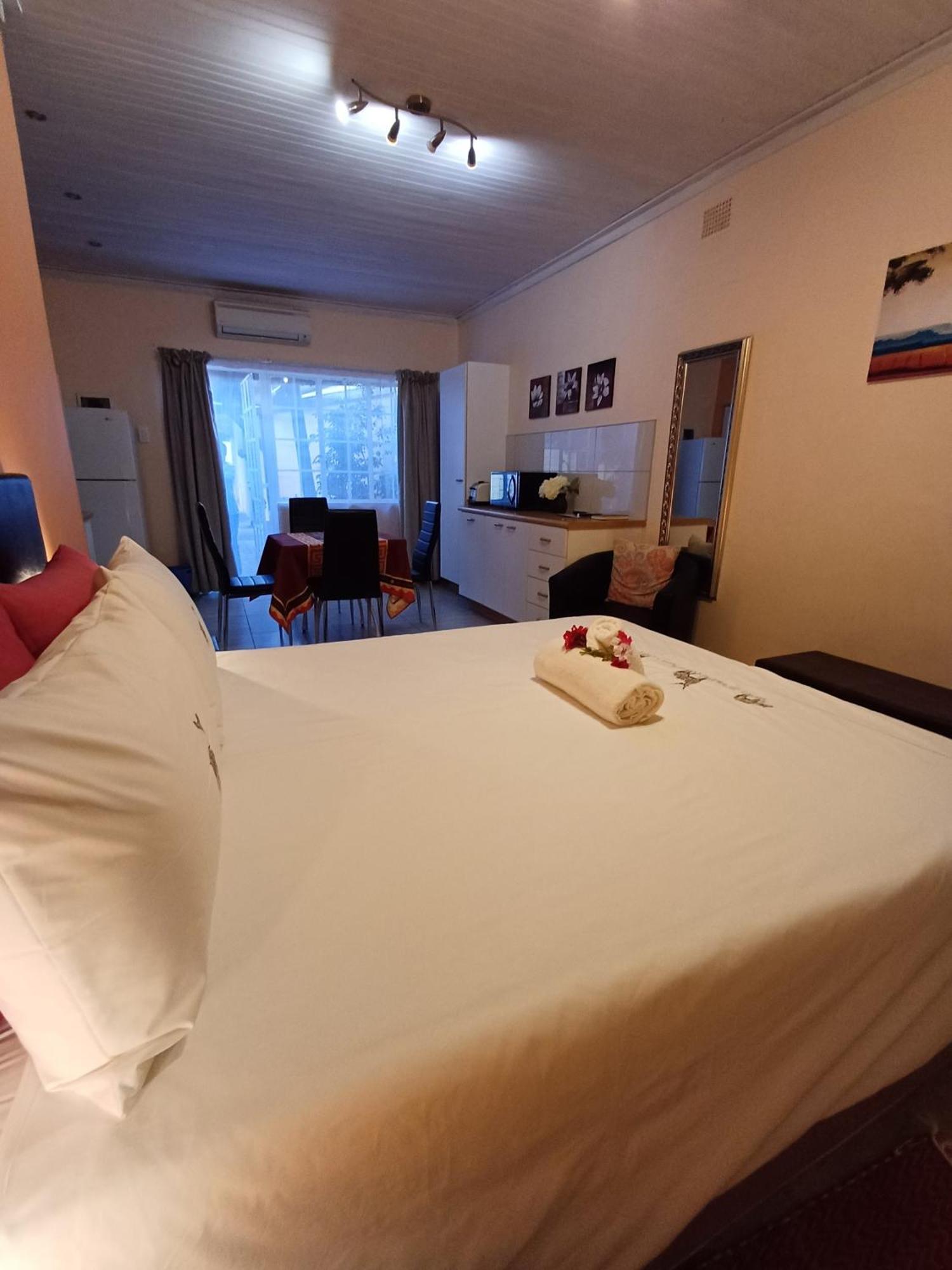 Capbon Guesthouse วินด์ฮุก ภายนอก รูปภาพ