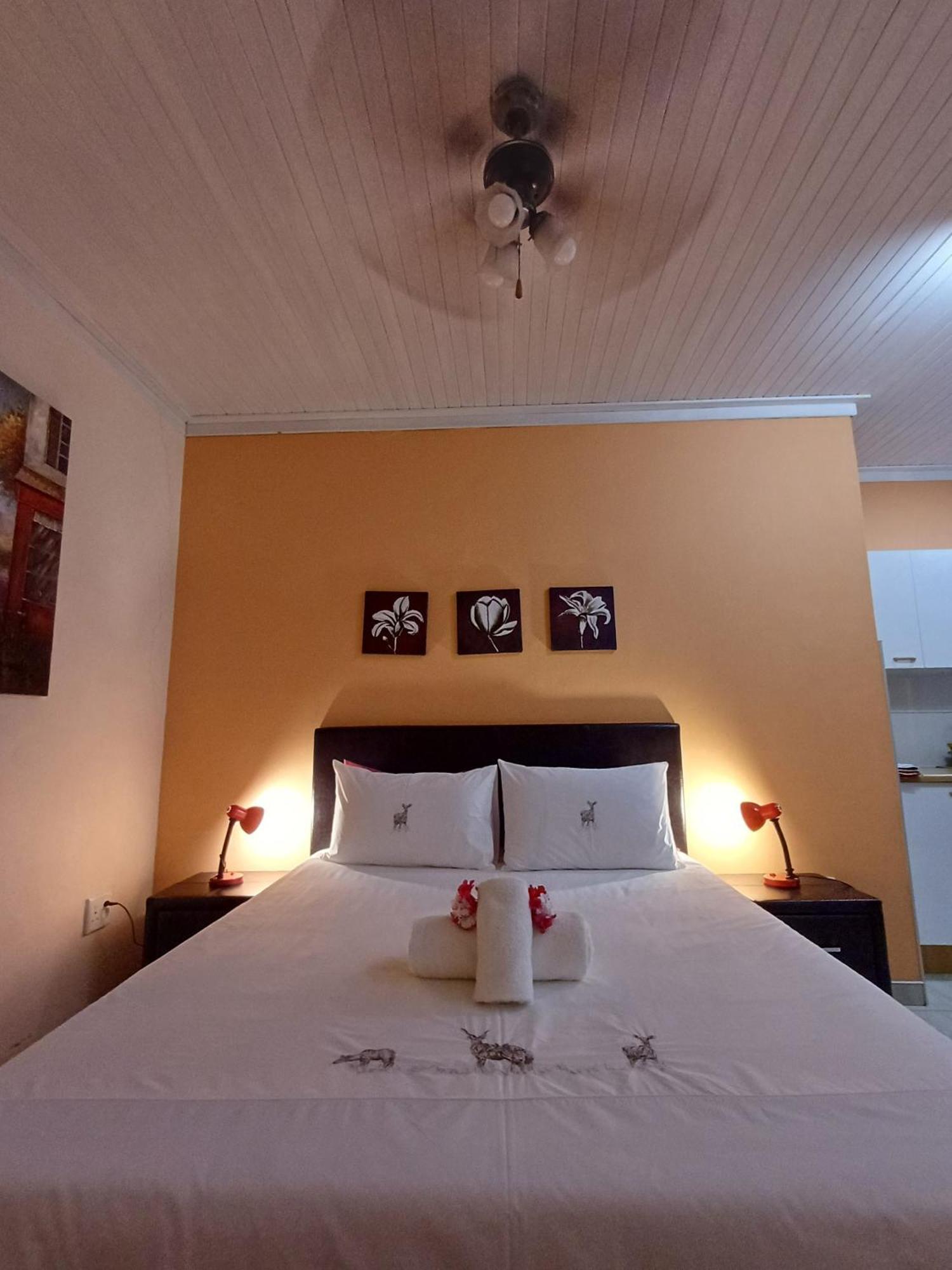 Capbon Guesthouse วินด์ฮุก ภายนอก รูปภาพ