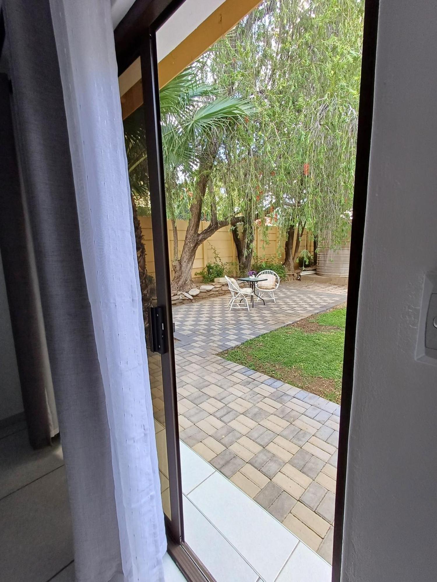 Capbon Guesthouse วินด์ฮุก ภายนอก รูปภาพ