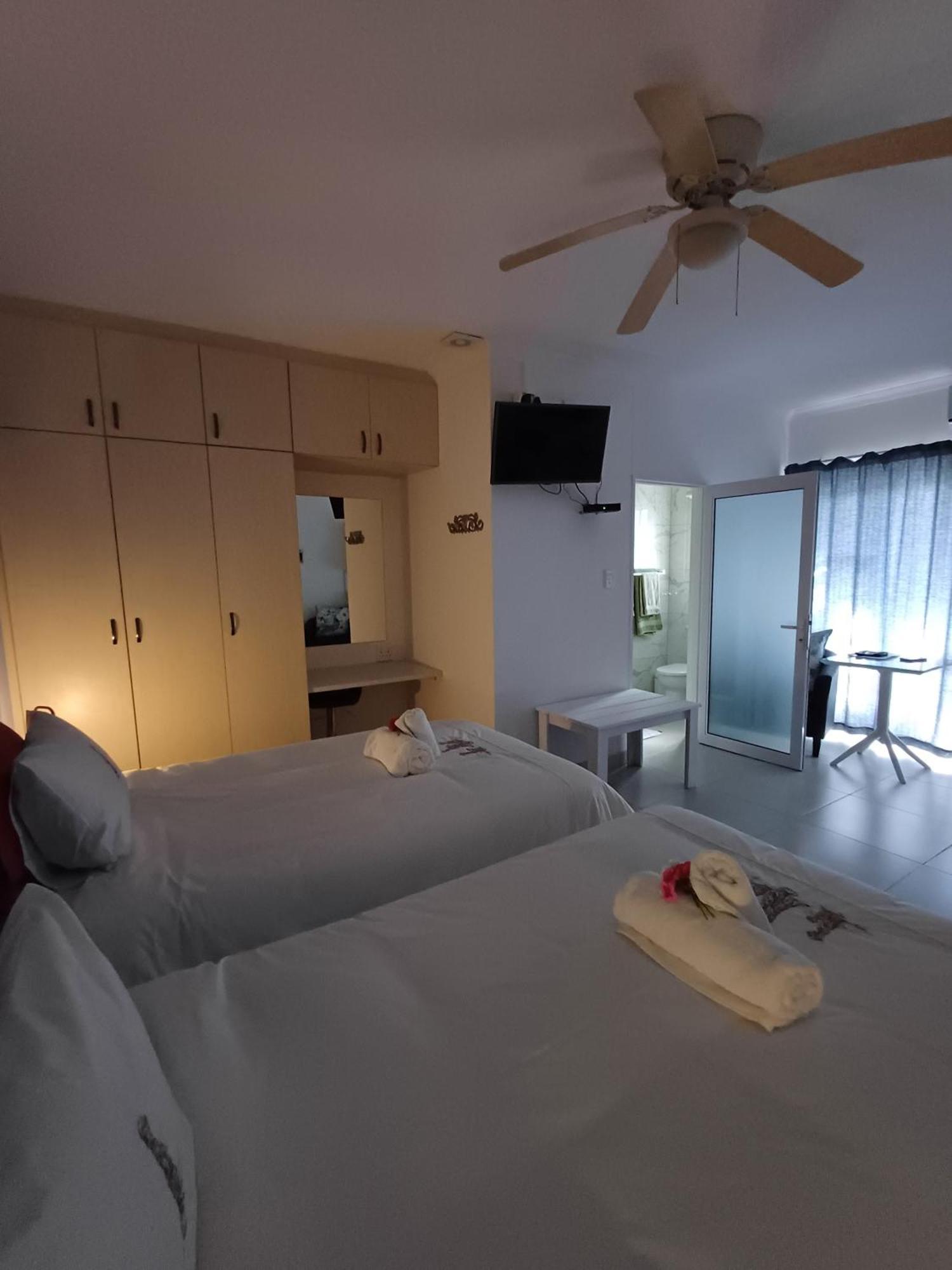 Capbon Guesthouse วินด์ฮุก ภายนอก รูปภาพ