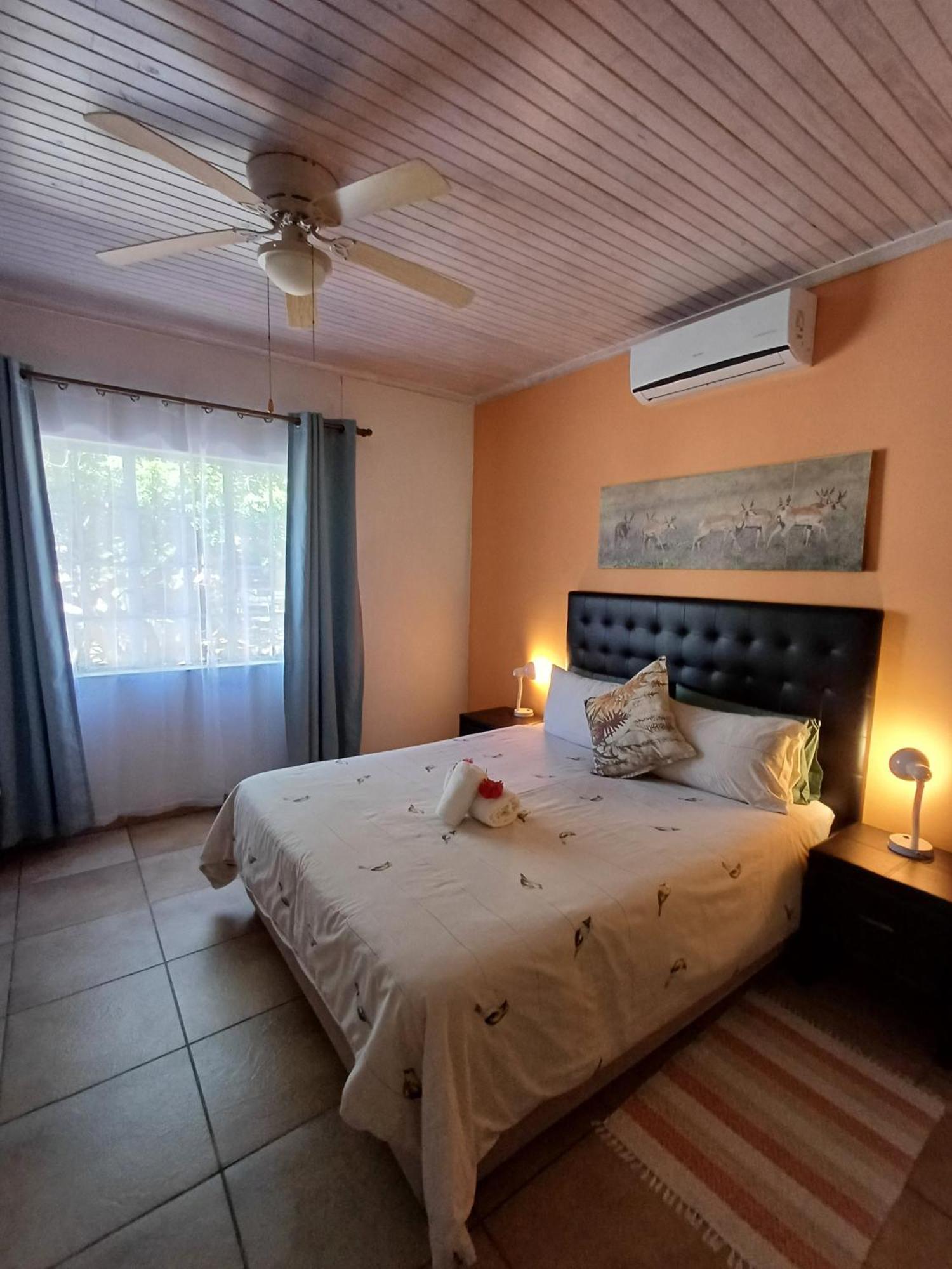 Capbon Guesthouse วินด์ฮุก ภายนอก รูปภาพ